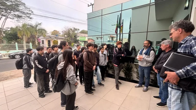 Alunos do IFSC visitam Câmara de Araranguá e aprendem sobre o papel do Legislativo