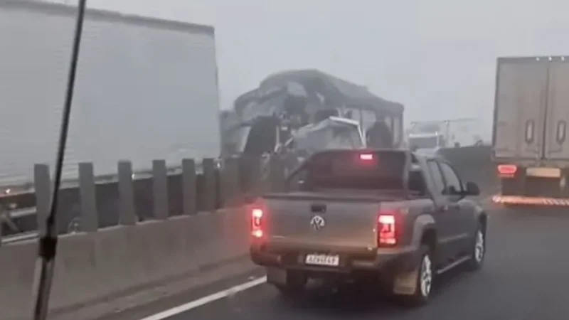 Engavetamento com 13 veículos paralisa BR-101 em meio à forte neblina