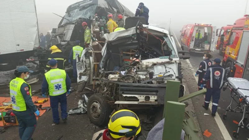 Grave engavetamento com caminhões mobiliza bombeiros e SAMU na BR-101 em Sangão
