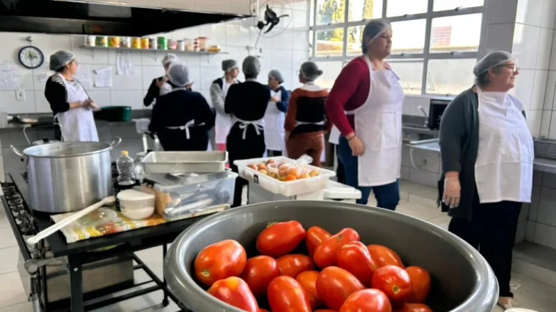 Merendeiras da Educação Infantil participam de oficina de culinária saudável em Araranguá