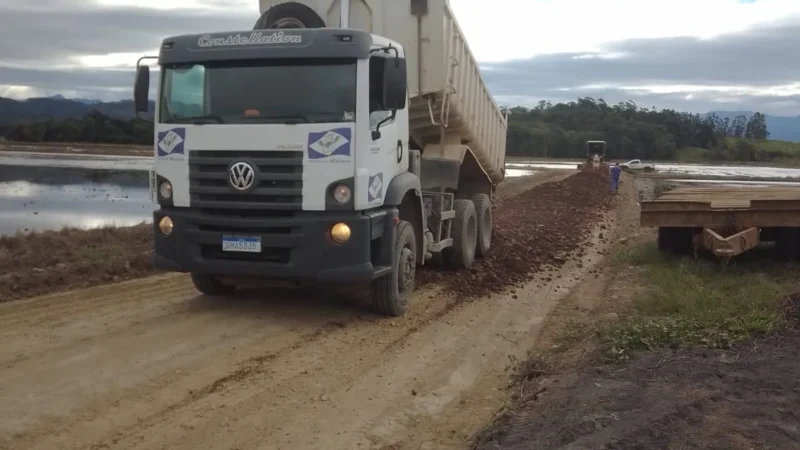 Prefeitura de Meleiro intensifica recuperação de estradas rurais no interior do município