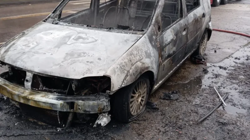 Incêndio atinge veículo na marginal da BR-101 em Sombrio