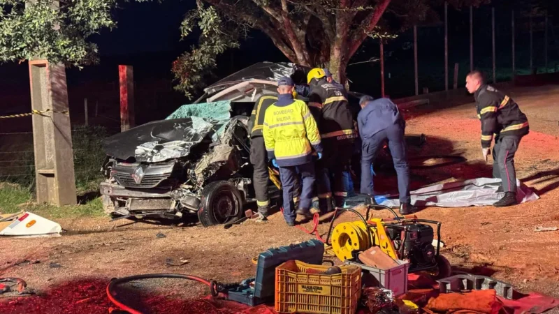 Condutor morre preso às ferragens em acidente na Rodovia Antônio Daros, em Criciúma