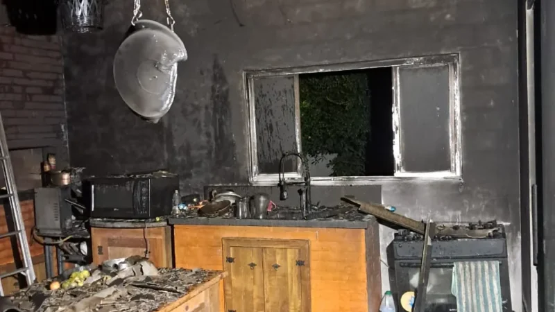 Bombeiros combatem incêndio em garagem no bairro Sanga da Areia, em Araranguá