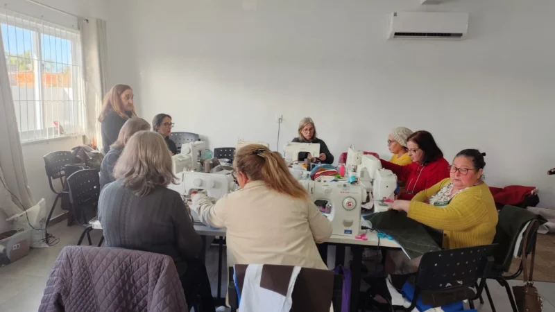 Curso gratuito de costura em artesanato promove capacitação e renda em Sombrio