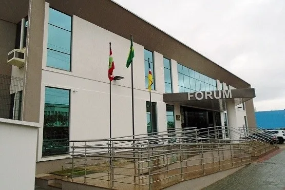 Homem é condenado a 28 anos por tentativa de feminicídio em Araranguá após atear fogo na esposa