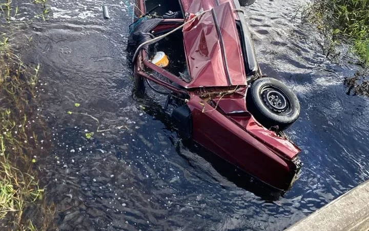 Mulher fica ferida em capotamento na Estrada Geral Curralinhos, em Passo de Torres