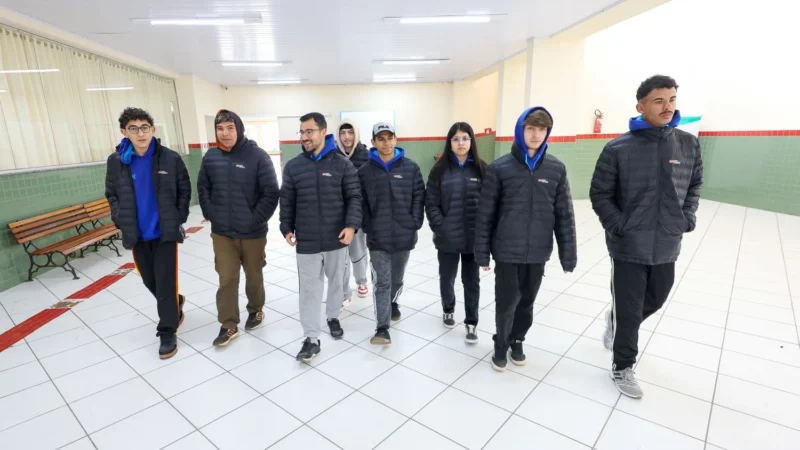 Estudantes de SC recebem jaquetas e calças para enfrentar o frio nas aulas