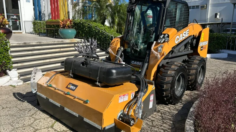 Araranguá reforça limpeza urbana com aquisição de minicarregadeira equipada