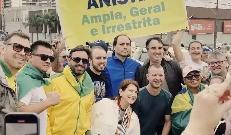 Pelo Estado: manifestação une filhos de Bolsonaro em SC