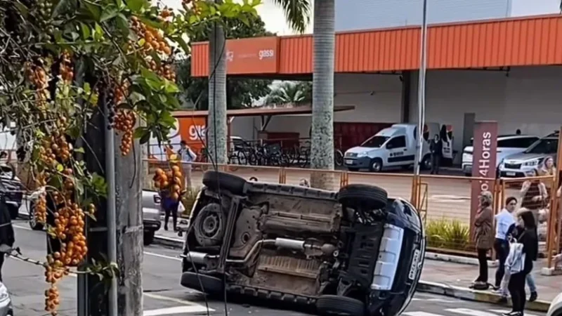 Mulher de 47 anos fica ferida após capotamento na Caetano Lummertz, em Araranguá