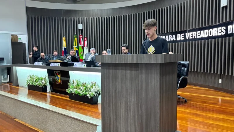 Aluno e professor da EEB Araranguá apresentam projeto criativo de sustentabilidade na Câmara