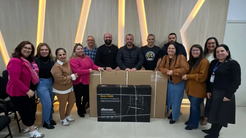 Araranguá entrega 17 telas interativas para escolas da rede municipal