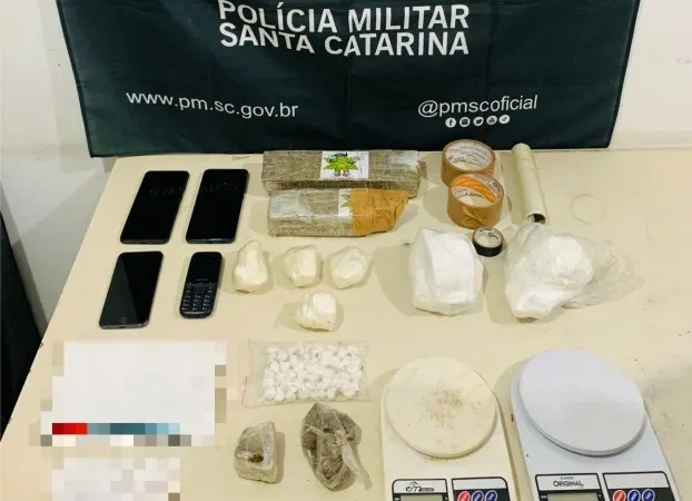 Operação policial em Araranguá apreende mais de 2 kg de drogas e prende dois homens