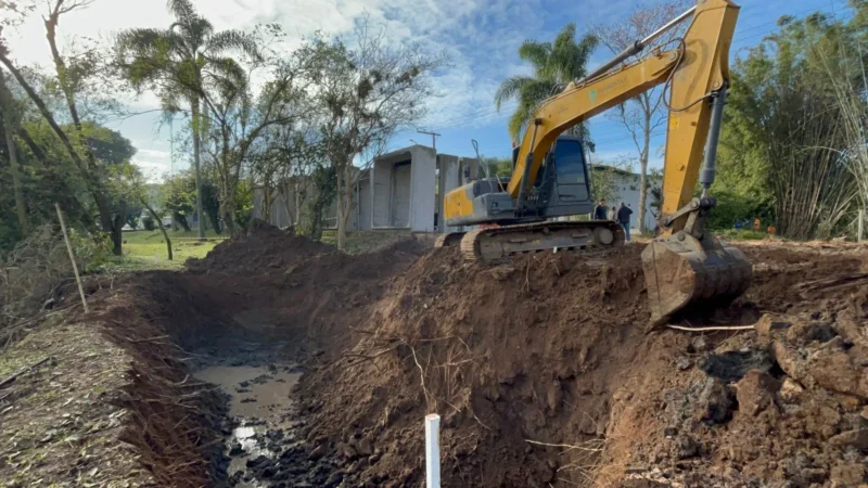 Obra na rua Rui Barbosa em Araranguá busca solucionar alagamentos no Centro