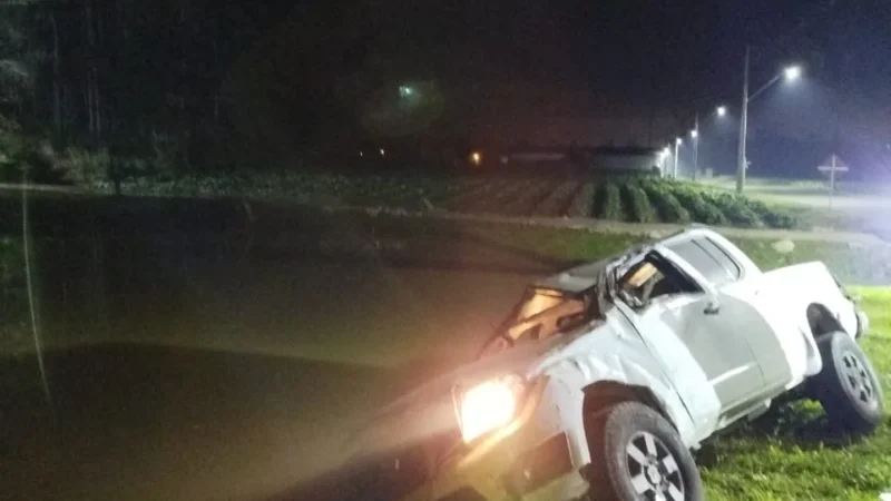 Carro capota em Turvo e deixa dois feridos; passageiro de 61 anos precisou ser resgatado do banco traseiro