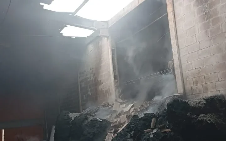 Incêndio atinge indústria em Passo de Torres e mobiliza bombeiros