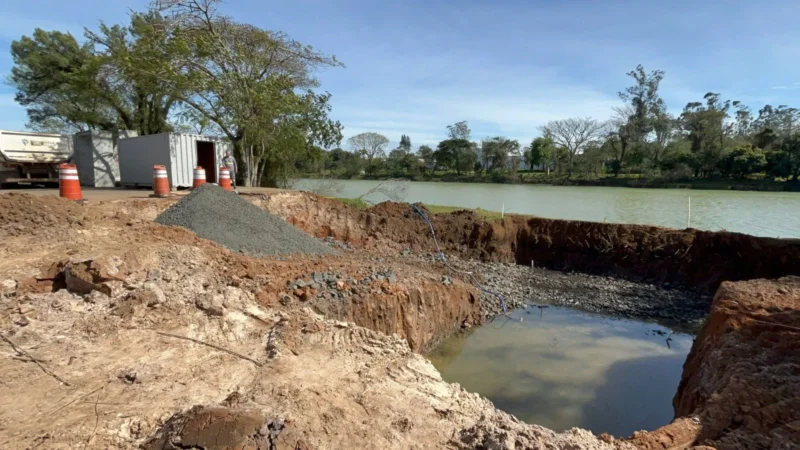 Prefeito de Araranguá acompanha obras de drenagem na rua Rui Barbosa