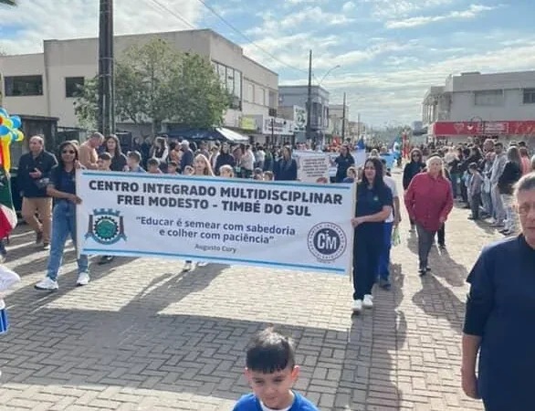 Sete de Setembro reúne comunidade em desfile cívico em Timbé do Sul