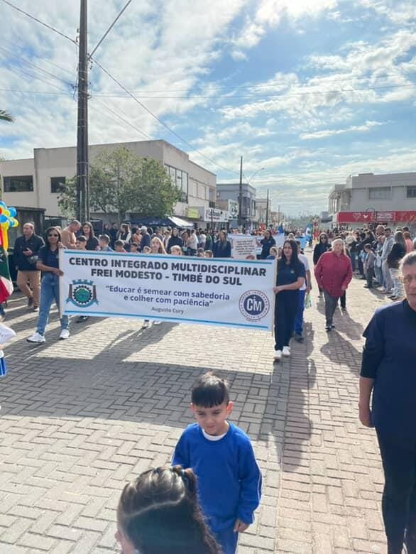 Sete de Setembro reúne comunidade em desfile cívico em Timbé do Sul