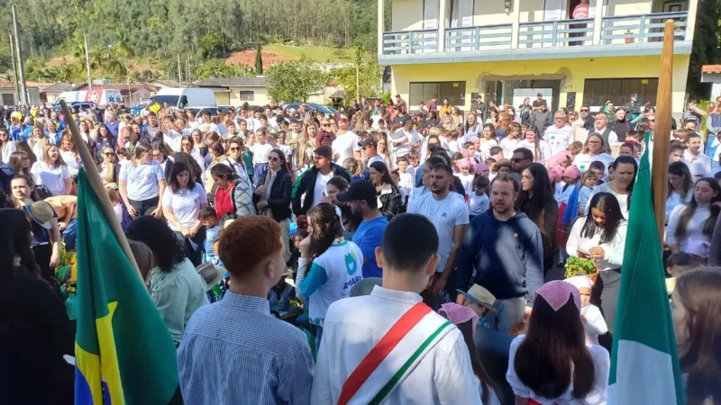 Domingo é marcado por desfile cívico em Morro Grande
