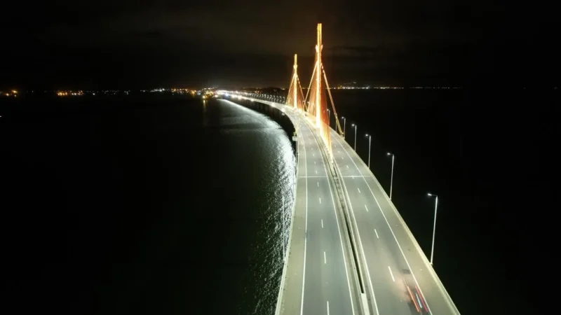 Ponte Anita Garibaldi adota luzes amarelas em apoio à campanha Setembro Amarelo