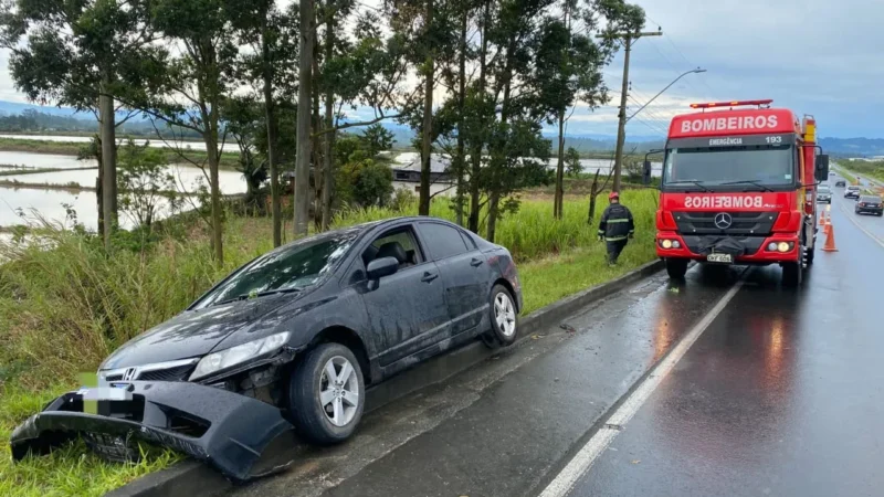 Homem de 60 anos é atendido após saída de pista na SC-445 em Içara