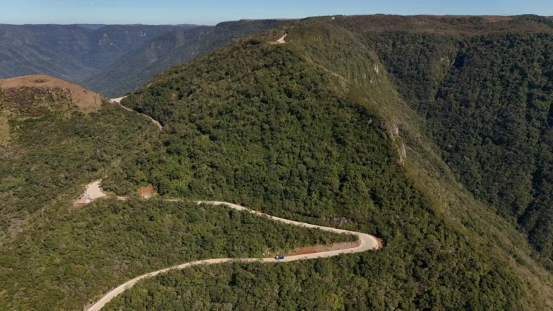 Pavimentação em concreto da Serra do Faxinal chega a 85% de execução