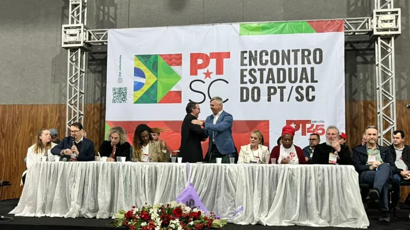 Décio Lima transmite cargo a Fabiano da Luz no comando do PT SC