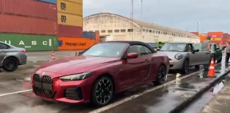 Porto de Itajaí recebe 712 carros de luxo em operação com o navio Brasília Highway