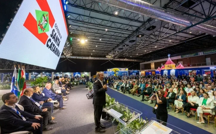 Jorginho Mello lança pacote de R$ 2,5 bilhões em obras e aplicativo com 500 serviços digitais no Comac-SC