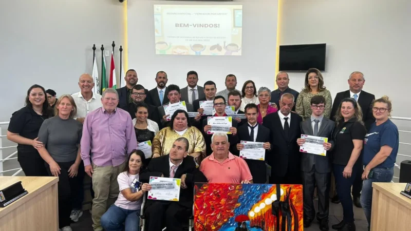 ALUNOS DA APAE VIVEM EXPERIÊNCIA INESQUECÍVEL NA CÂMARA DE VEREADORES DE BALNEÁRIO ARROIO DO SILVA