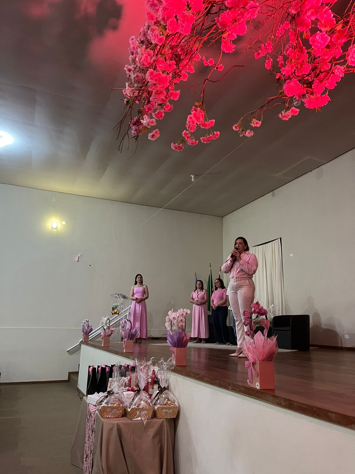 OUTUBRO ROSA NA EEB ANA MACHADO DAL TOÉ REFORÇA MENSAGEM DE AUTOCUIDADO E AMOR PRÓPRIO