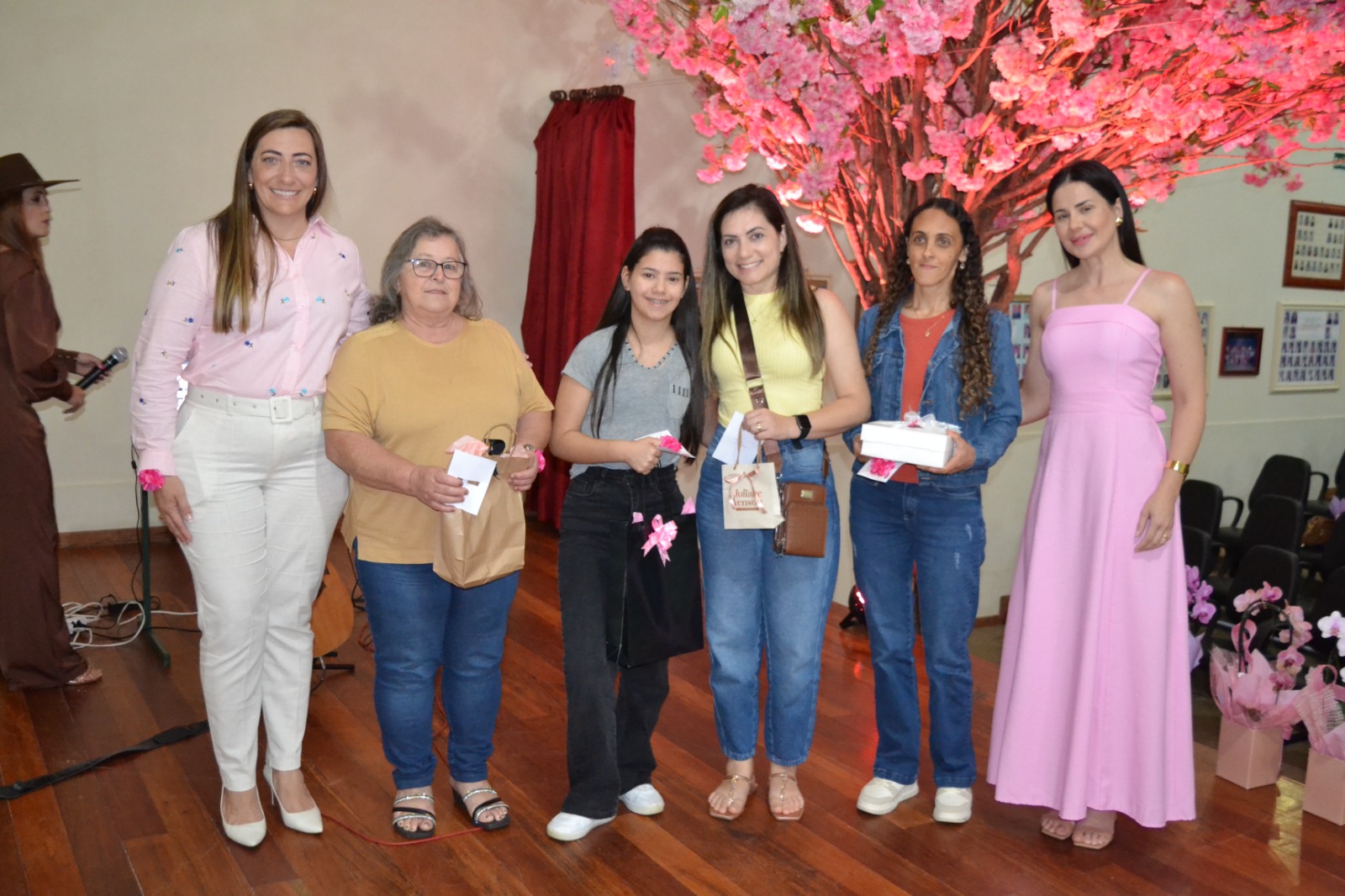 NOITE DE EMPODERAMENTO E CONSCIENTIZAÇÃO: MORRO GRANDE CELEBRA O OUTUBRO ROSA COM MÚSICA, EMOÇÃO E MENSAGEM DE AUTOAMOR
