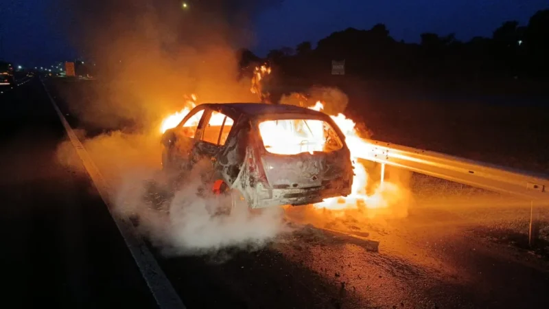 Veículo pega fogo e fica completamente destruído na BR-101 em Içara