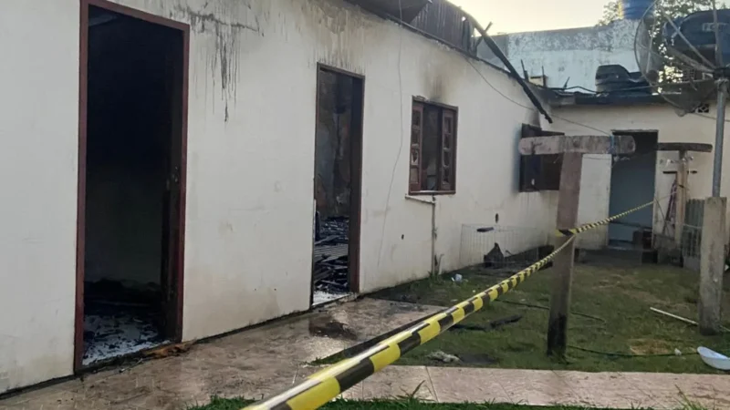 Bombeiros controlam incêndio em edificação em Balneário Gaivota e evitam que fogo se espalhe para casas vizinhas