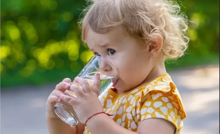 Criança de 3 anos é internada após beber suco com cacos de vidro em pizzaria de Araranguá