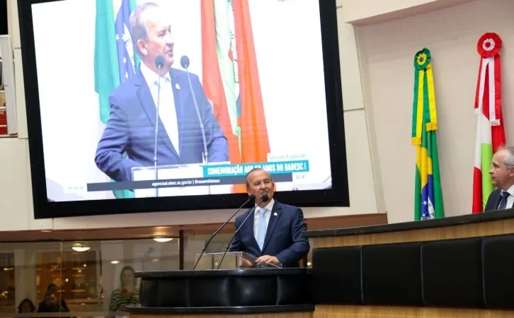 Badesc celebra 50 anos com homenagem ao governador e empreendedores na Alesc