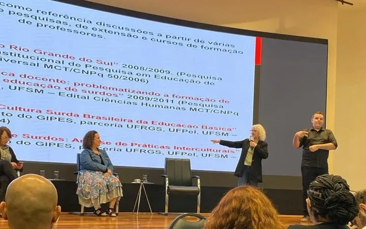 Educadores da rede estadual de Araranguá participam de seminário sobre educação bilíngue de surdos na Alesc