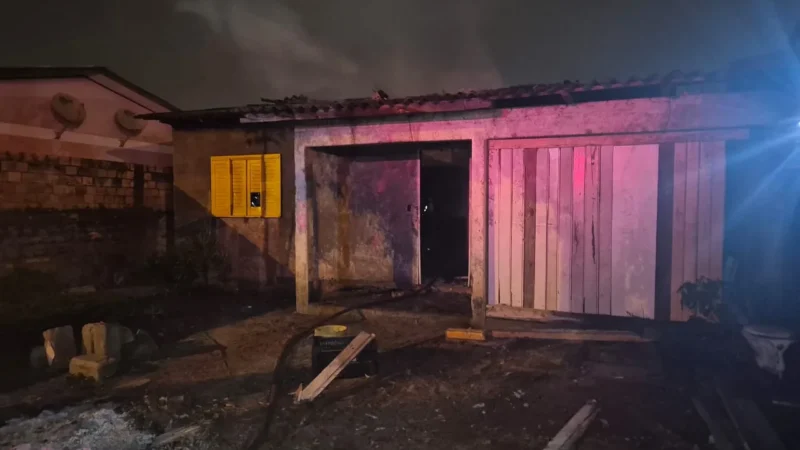Incêndio destrói residência no bairro Lagoão, em Araranguá, durante a madrugada