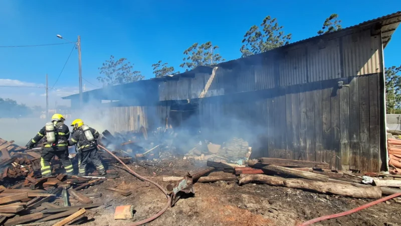 Bombeiros controlam incêndio em galpão no bairro Cavera, em Araranguá