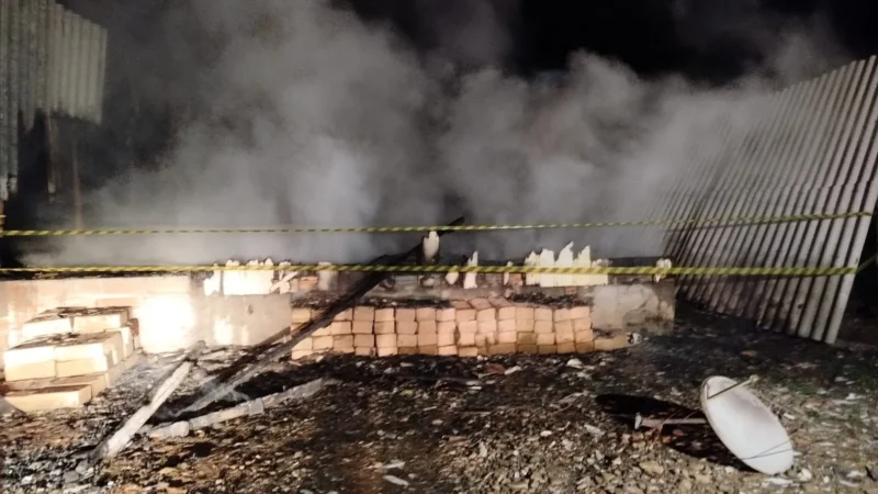 Casa de madeira é totalmente destruída por incêndio em Timbé do Sul