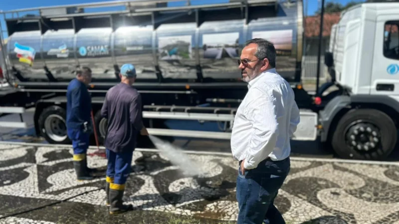 SAMAE intensifica limpeza e prepara Praça do Cidade Alta para o Natal em Araranguá