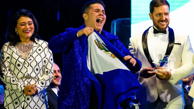 Meleirense de 16 anos vence o festival Santa Catarina Canta e canta ao lado de Daniel
