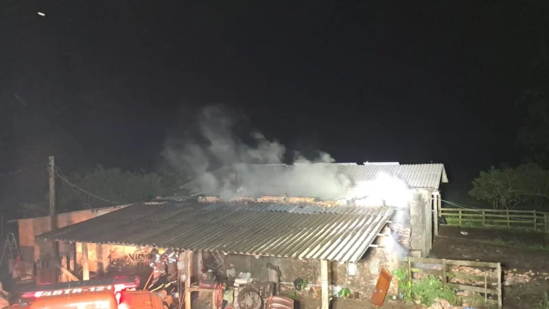 INCÊNDIO ATINGE ESTUFA DE FUMO DURANTE A MADRUGADA EM MARACAJÁ