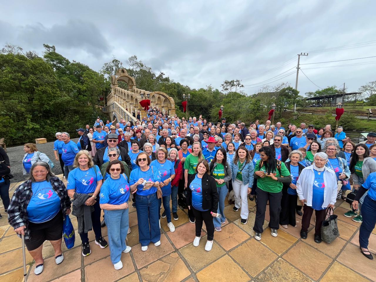 PASSEIO ENCERRA ATIVIDADES DO ANO E REÚNE MAIS DE 220 IDOSOS EM BALNEÁRIO ARROIO DO SILVA
