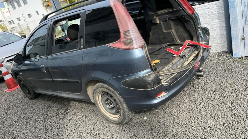 ARROMBAMENTO, PERSEGUIÇÃO E CARRO ABANDONADO EM MATA: PM RECUPERA OBJETOS FURTADOS EM ARARANGUÁ