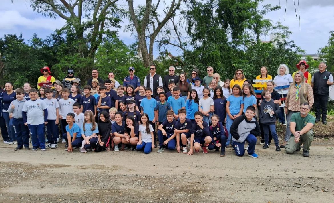 Ação ambiental mobiliza estudantes e reforça preservação no Dia Nacional do Rio em Araranguá