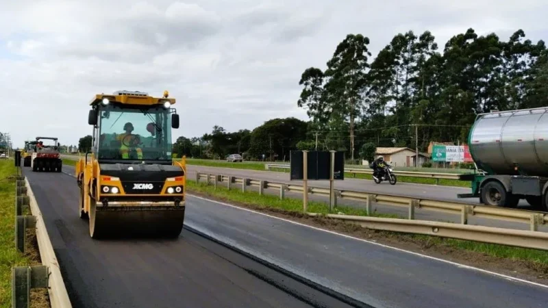 ViaCosteira realiza reparo emergencial e bloqueia faixa da BR-101 em Tubarão