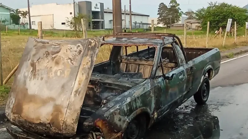 INCÊNDIO EM VEÍCULO É REGISTRADO NO CENTRO DE SANTA ROSA DO SUL